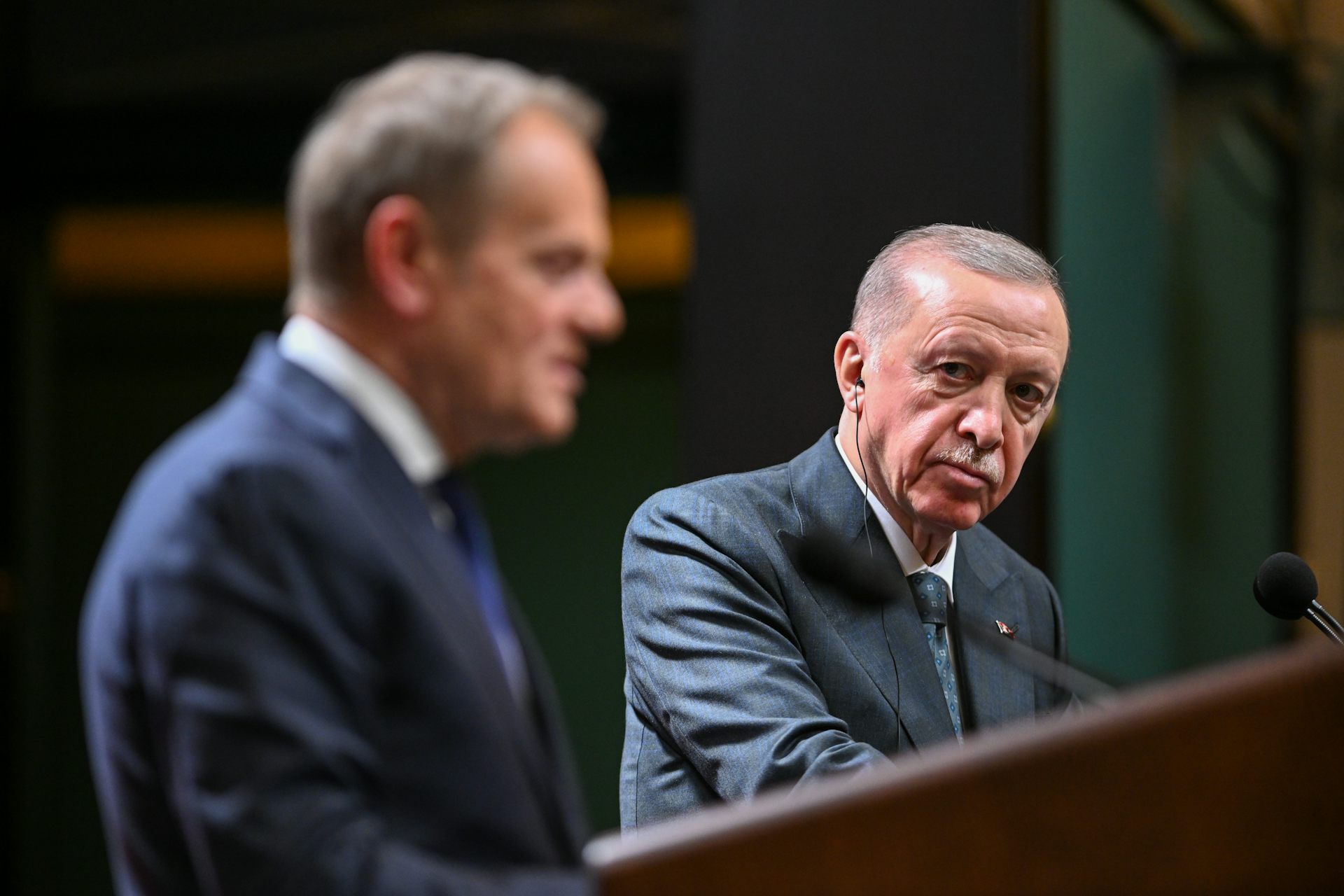 Erdoğan looks at Polish prime minister Donald Tusk as he delivers a speech.