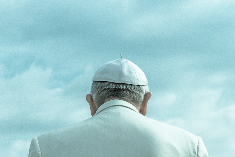 Le pape François vu de dos.