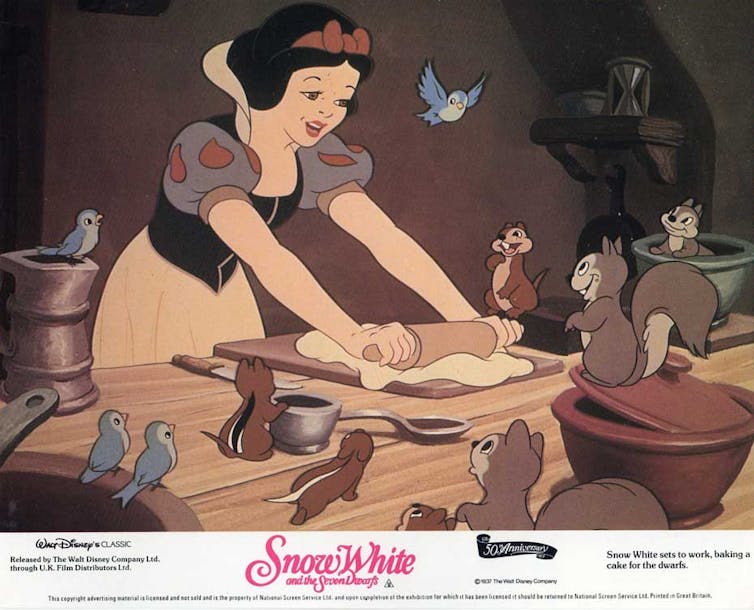 Imagen promocional de Blancanieves en la que ella sale amasando pan en la cocina.