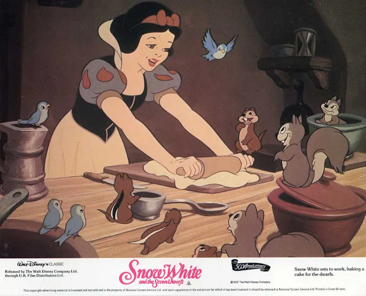 Imagen promocional de Blancanieves en la que ella sale amasando pan en la cocina.
