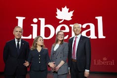 Quatre personnes se tiennent côte à côte