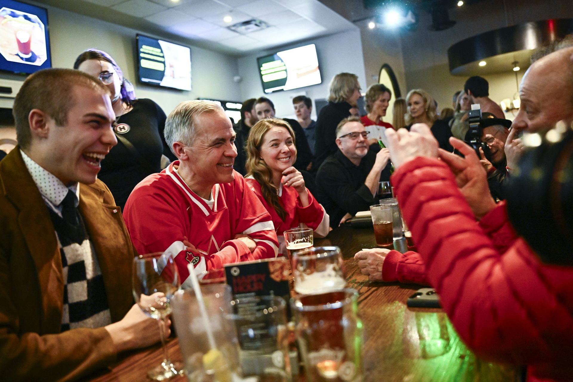 Des gens sont attablés dans un bar