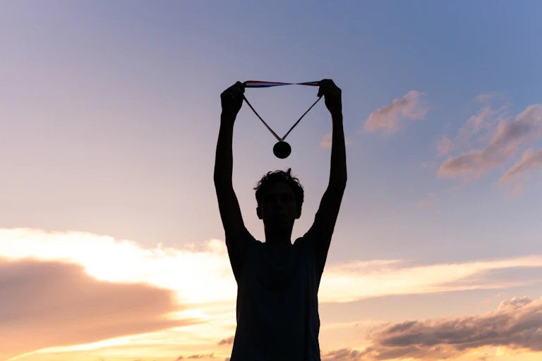 Un athlète avec une médaille