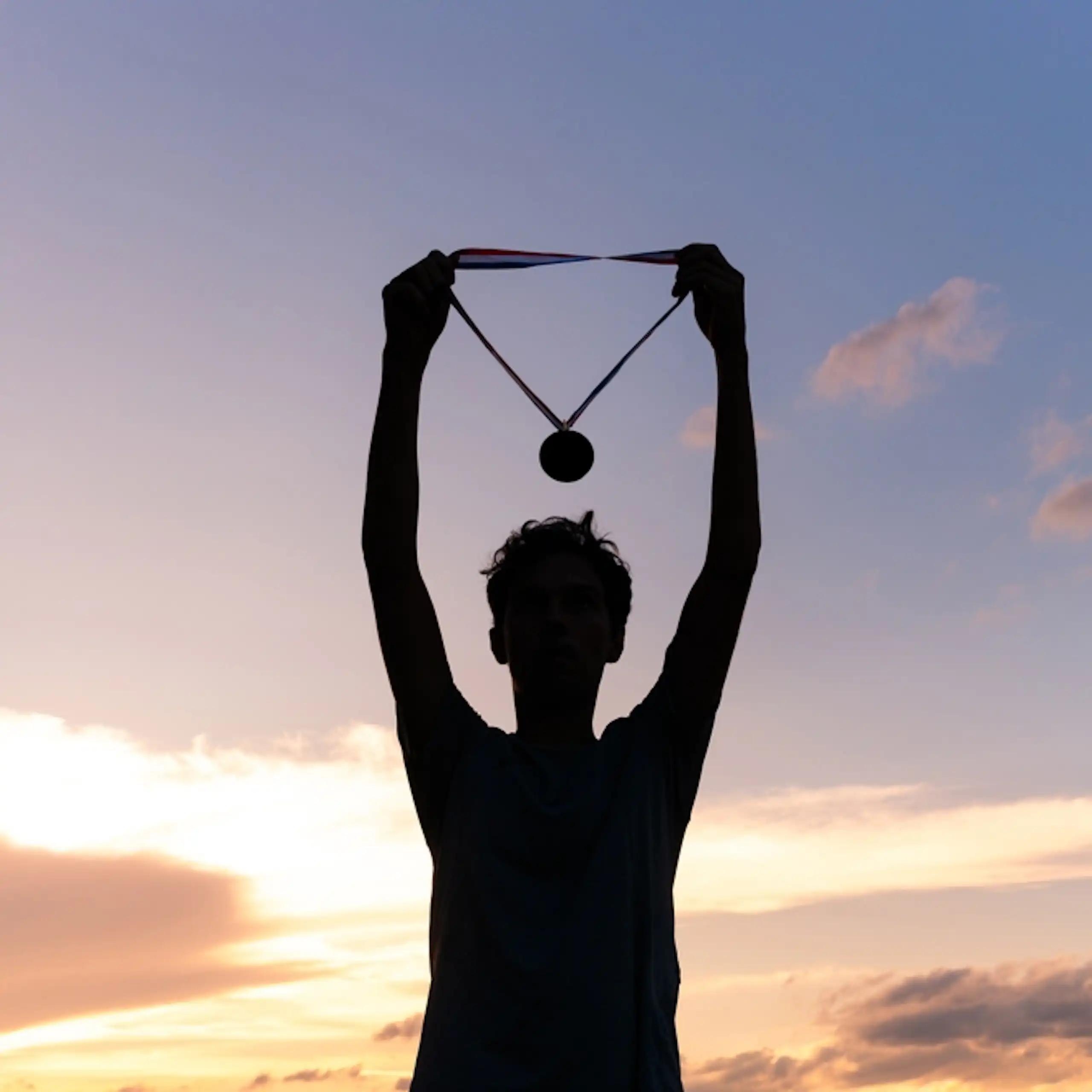 Un athlète avec une médaille