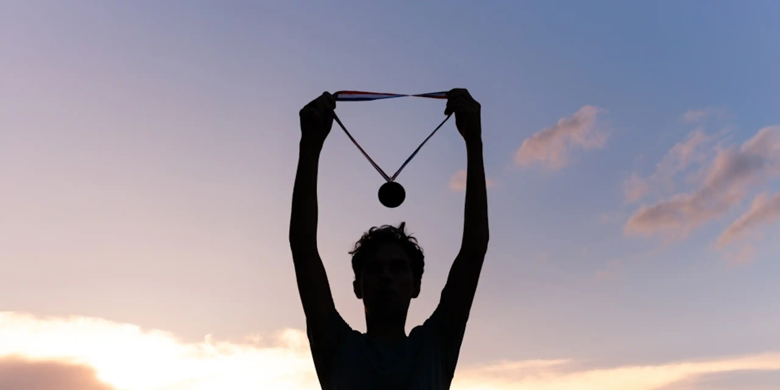 Un athlète avec une médaille