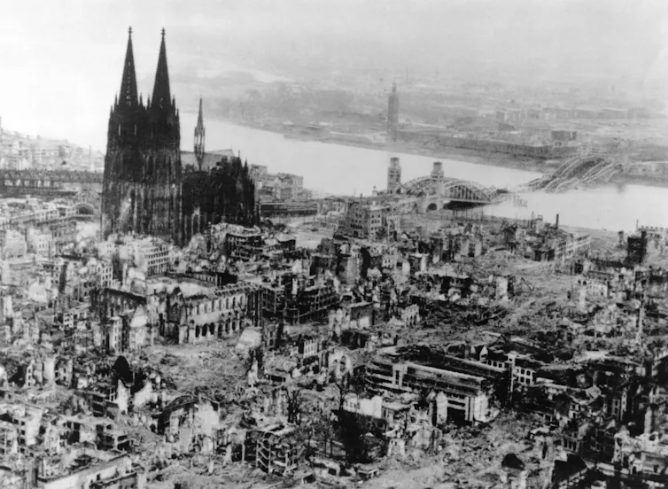 La imagen en blanco y negro de la ciudad bombardeada es básicamente solo su catedral de carbono.
