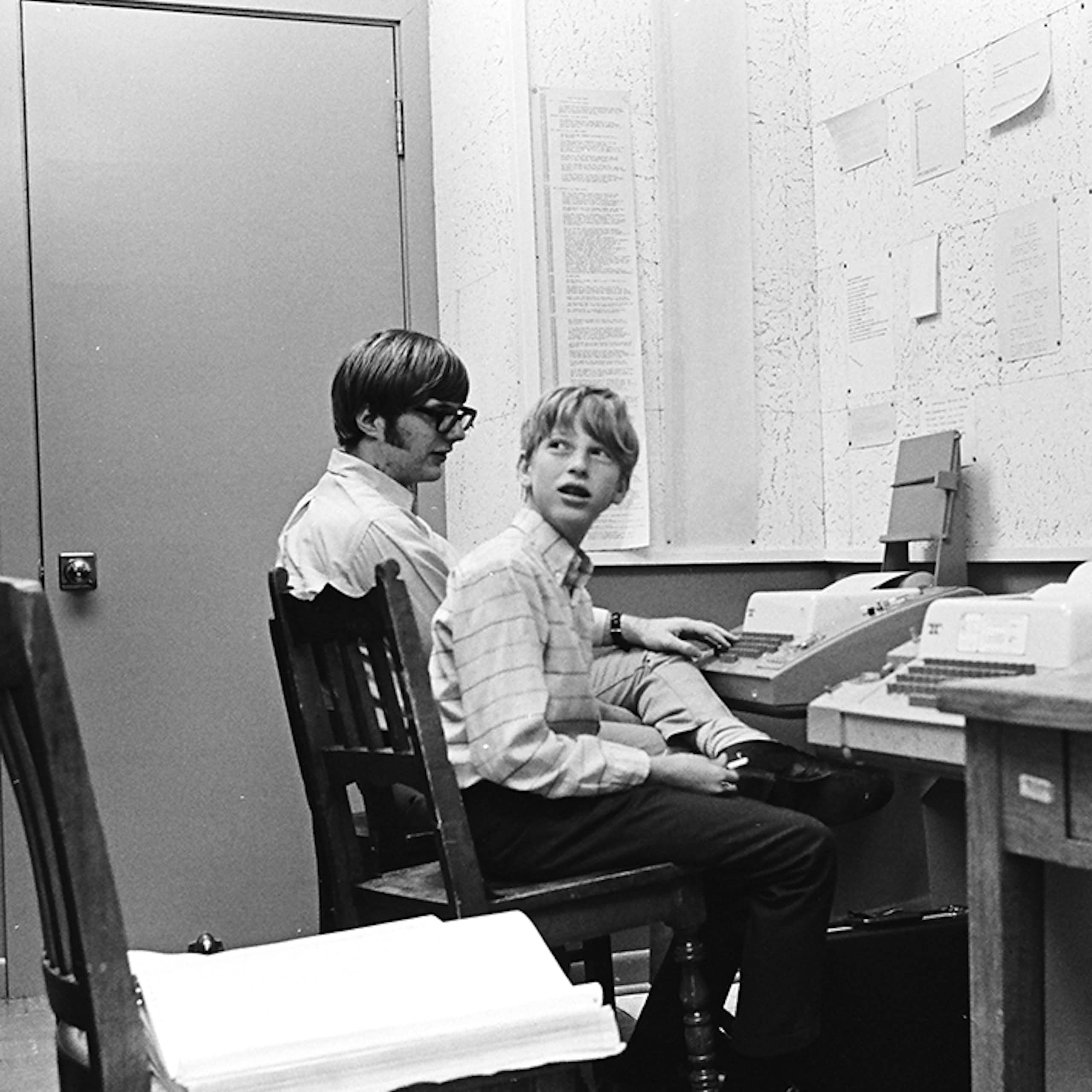 une photo en noir et blanc des deux fondateurs de microsoft cinq ans avant la création de Microsoft