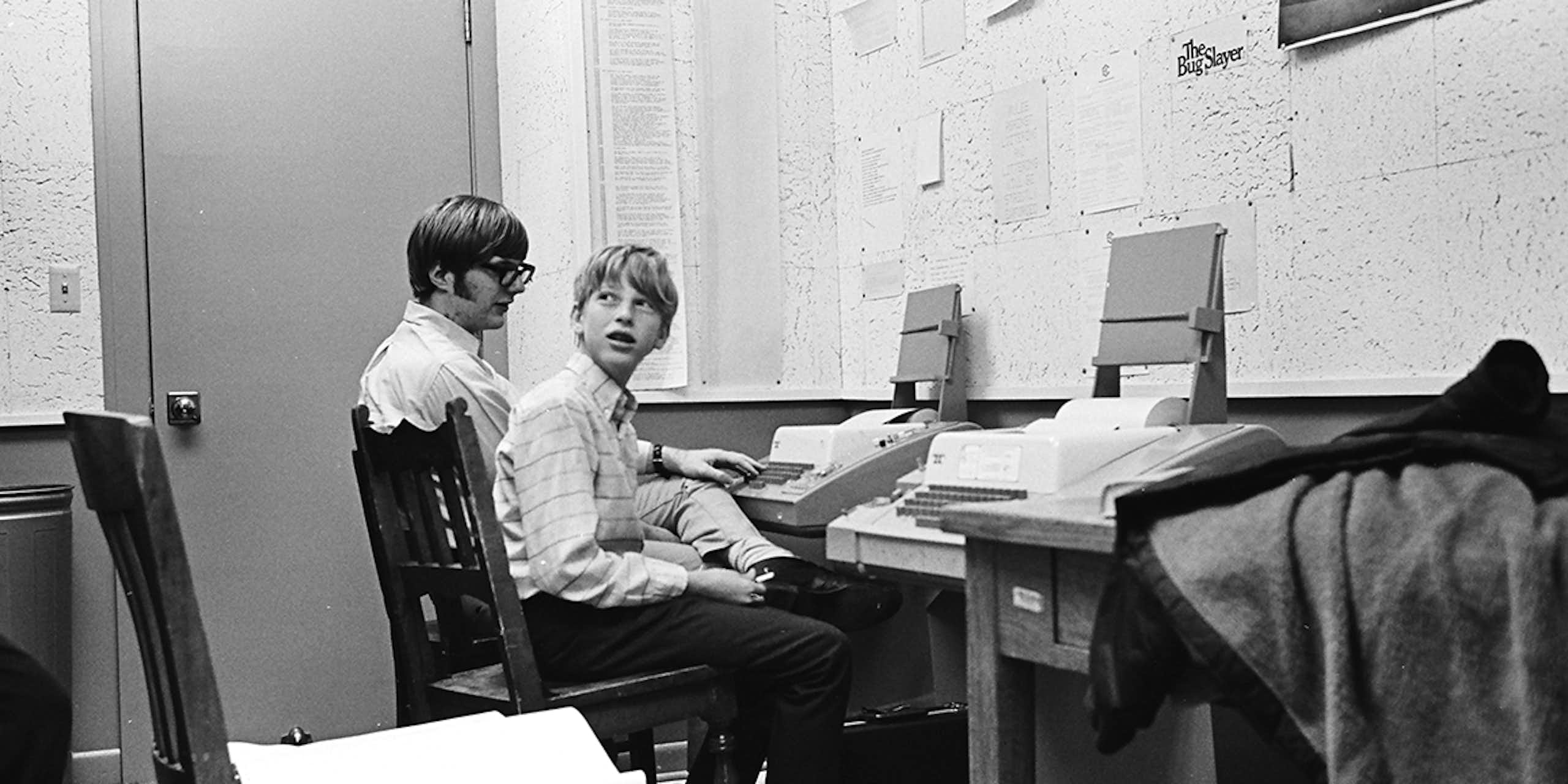 une photo en noir et blanc des deux fondateurs de microsoft cinq ans avant la création de Microsoft