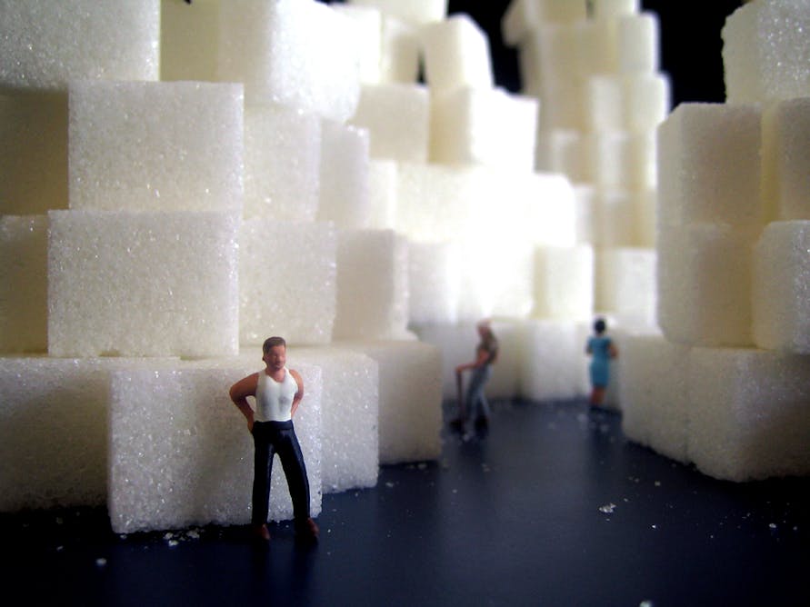 Кучи сахара. Огромные сахарные кубики. Много сахара. Крупный сахар. Сахар в кубиках.