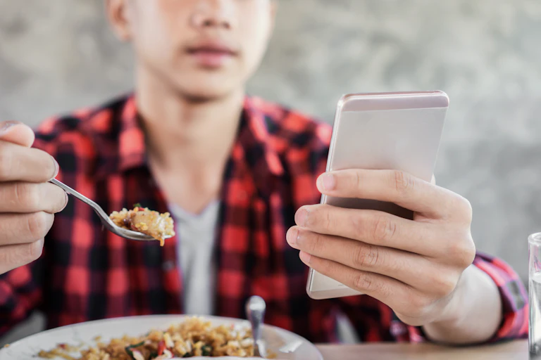 Kecanduan media sosial bisa picu gangguan makan.