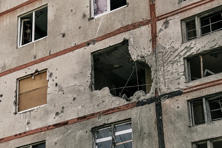 Imagen de un edificio destruido en la guerra de Ucrania.
