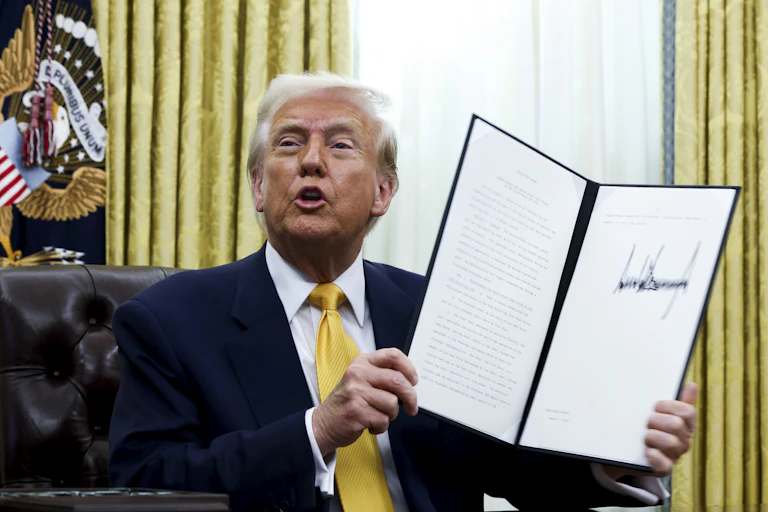 Donald Trump tenant un document à la main