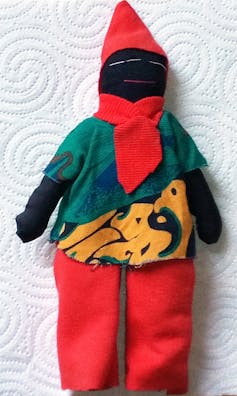 Muñeco haitiano de tela representando a un _hungan_, arte popular, siglo XXI. Altura: 23 cm.