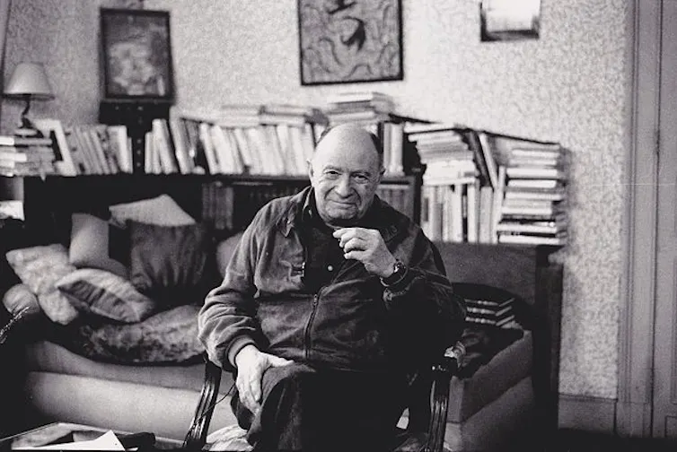 Jacques Ellul dans son bureau