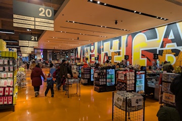 位於多倫多市中心楓葉花園的 Loblaws 旗艦超市的收銀通道。