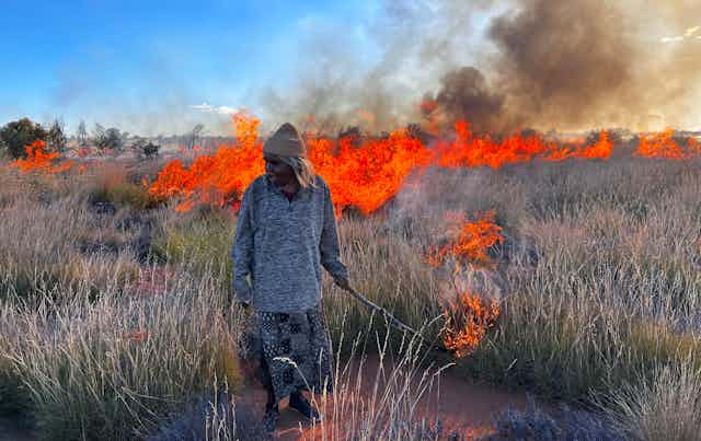 Pintupi Elder Mantua Nangala James burning spinifex.
