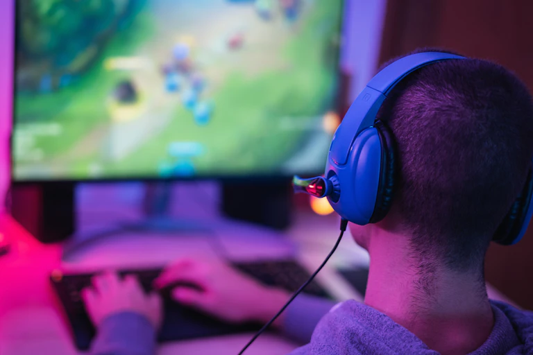 Jeune joueur jouant à des jeux vidéo en ligne en streaming sur les réseaux sociaux