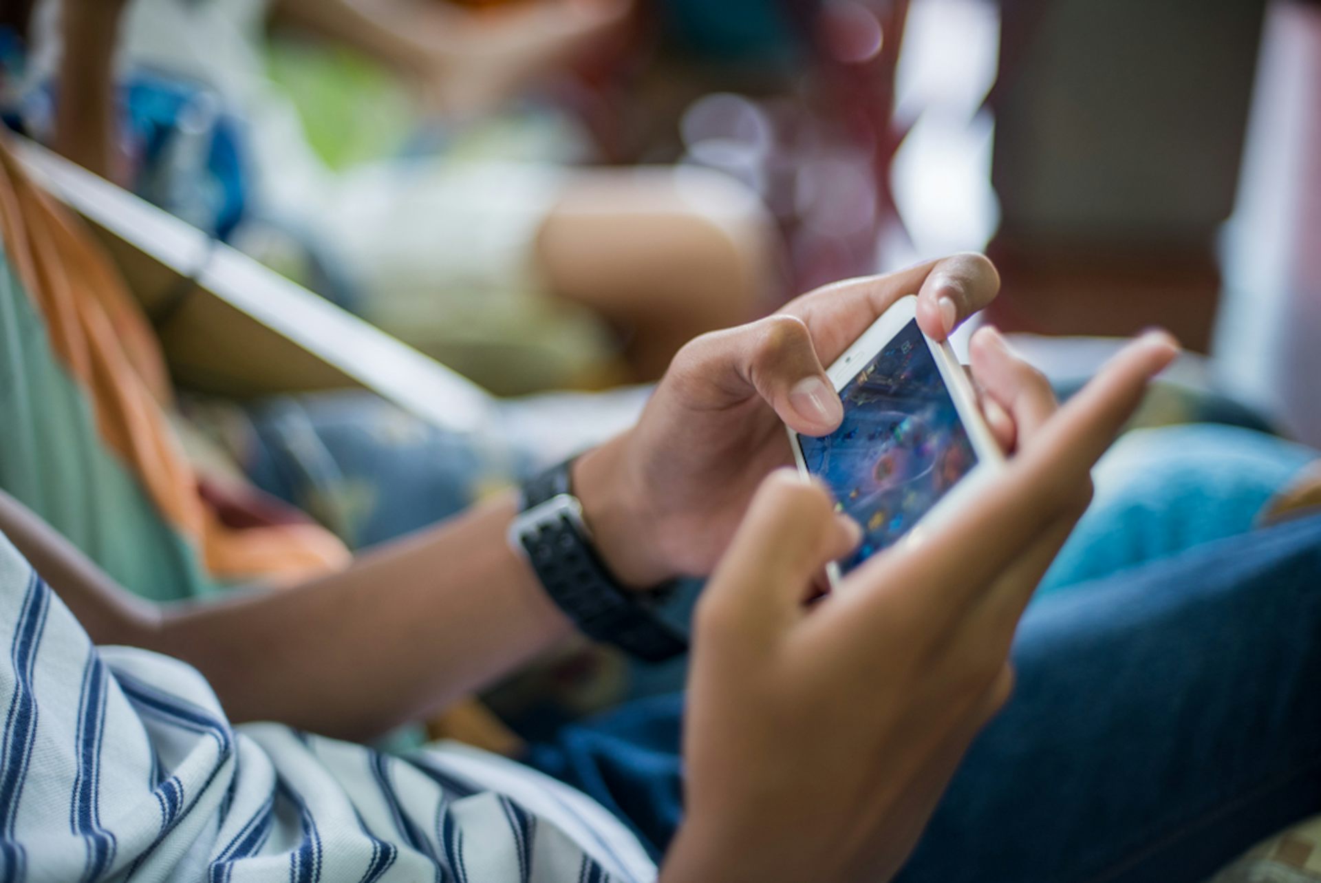 Adolescent jouant sur son téléphone