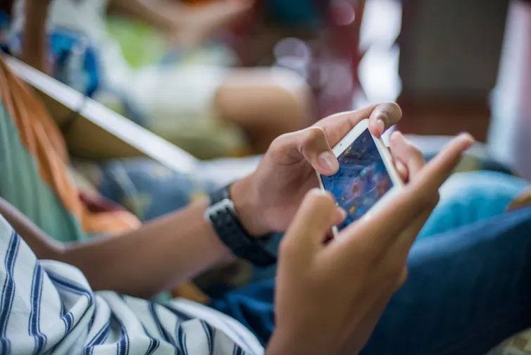 Adolescent jouant sur son téléphone