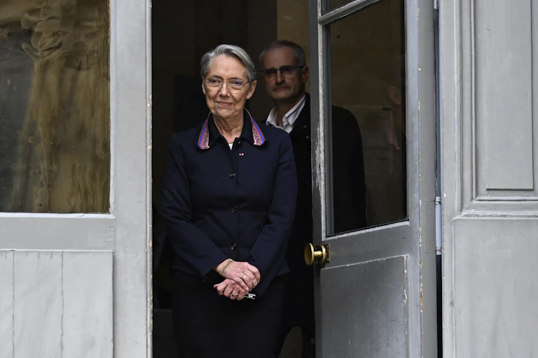 La ministre de l'éducation Elisabeth Borne, après sa rencontre avec le porte-parole des victimes de l'école Betharram, Alain Esquerre, le 20 mars 2025.