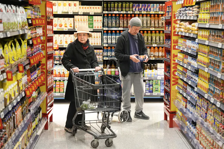 Dos personas revisan el pasaje de comestibles