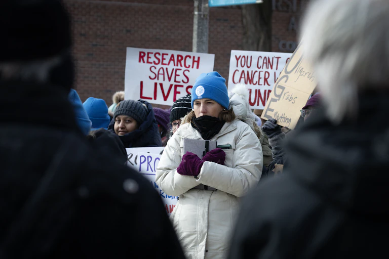Le 19 février 2025, des chercheurs se rassemblent sur le campus de l'université de l'Illinois à Chicago (UIC) pour exprimer leurs inquiétudes quant à la perte potentielle du financement fédéral de la recherche médicale.