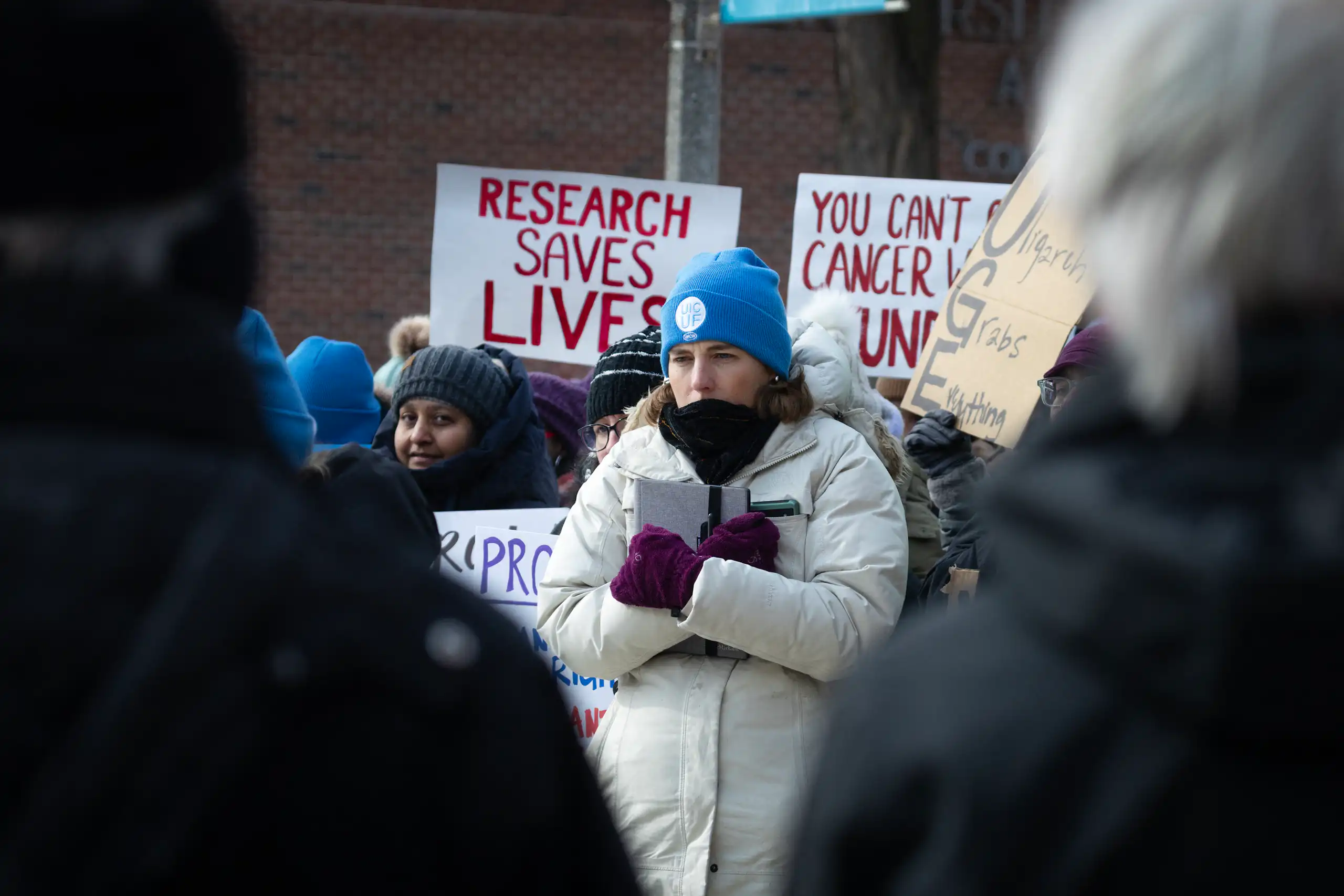 Le 19 février 2025, des chercheurs se rassemblent sur le campus de l'université de l'Illinois à Chicago (UIC) pour exprimer leurs inquiétudes quant à la perte potentielle du financement fédéral de la recherche médicale.