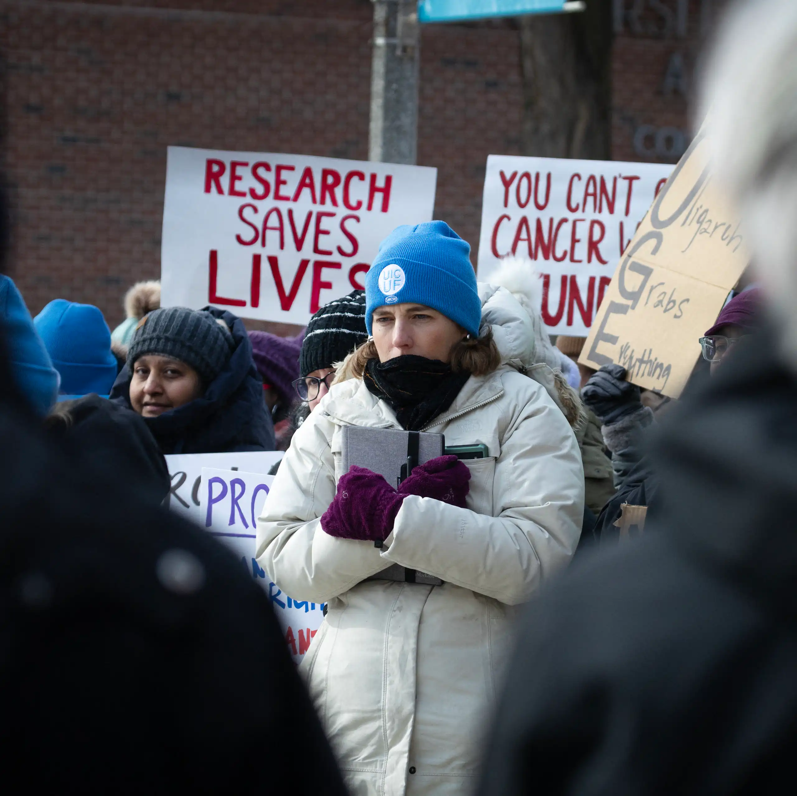 Le 19 février 2025, des chercheurs se rassemblent sur le campus de l'université de l'Illinois à Chicago (UIC) pour exprimer leurs inquiétudes quant à la perte potentielle du financement fédéral de la recherche médicale.