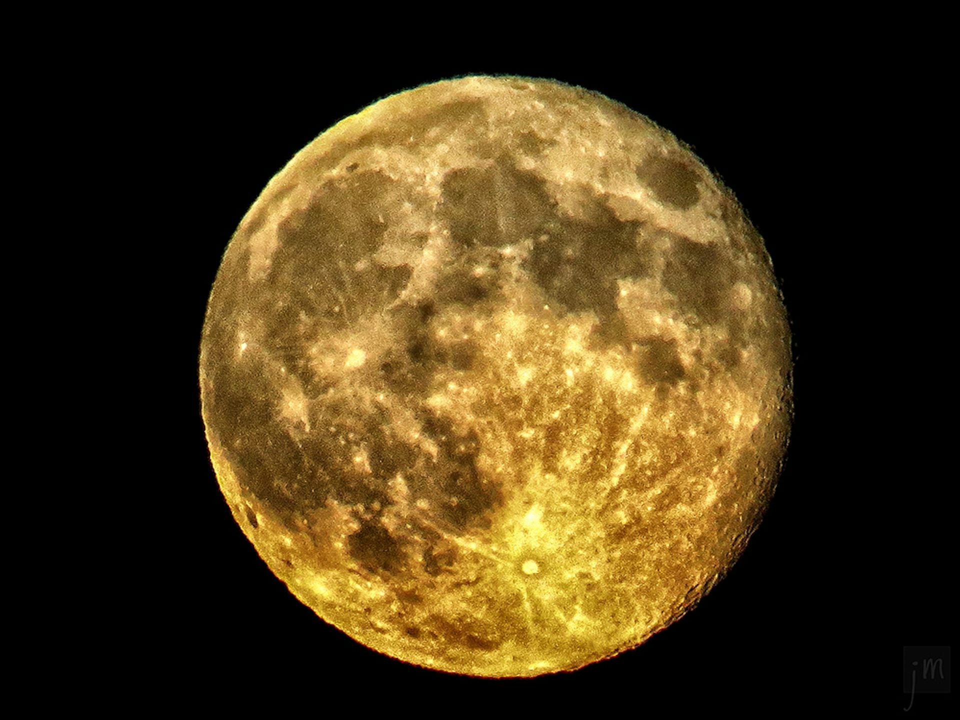 Луна светила из круглой. Луна. Золотистая Луна. Золотое полнолуние. Желтая Луна.