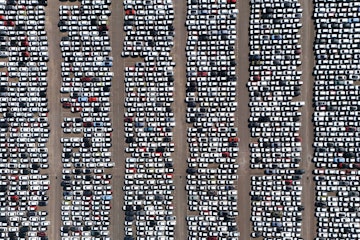 從空中俯瞰,數百輛停放的汽車盡收眼底。