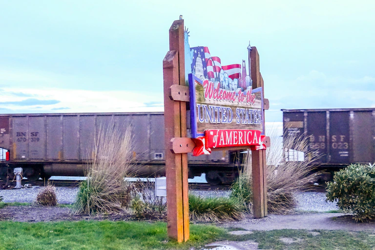 A sign says: welcome to the United States of America.