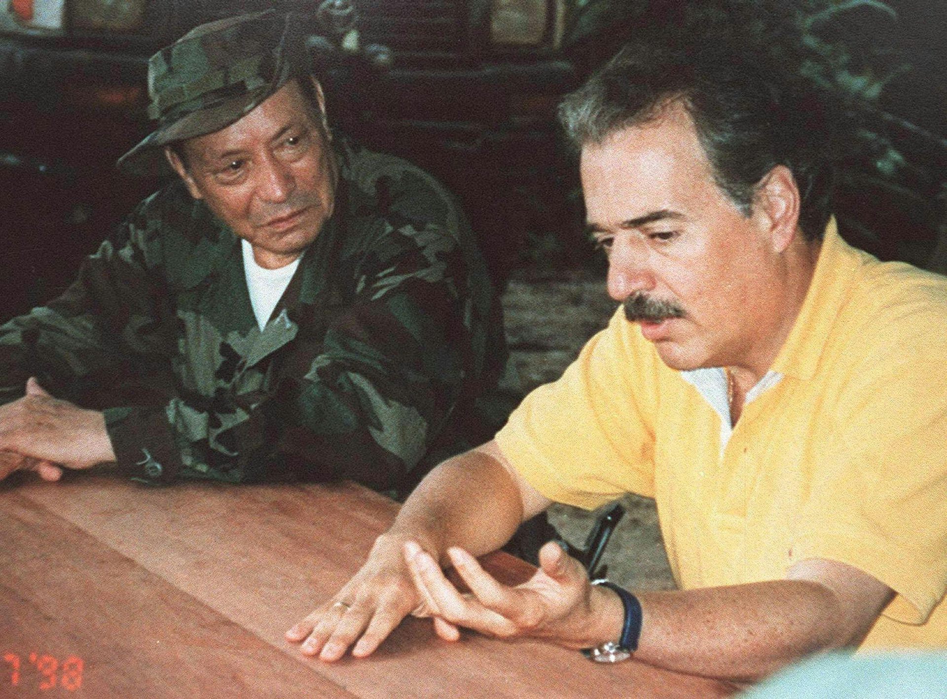 Andres Pastrana meeting with Manuel Marulanda in a jungle.