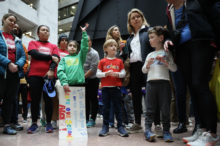 Des enfants, des parents et des enseignants rassemblés en soutien au département de l'éducation des États-Unis, le 13 mars 2025 à Washington, DC.