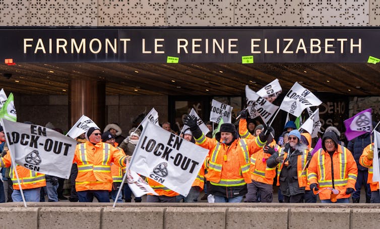 Picollops en chalecos naranjas se encuentra fuera del personaje del hotel que decía el bloqueo.