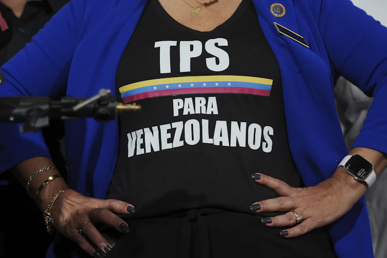 A woman wears a T-shirt reading 'TPS para Venezolanos'