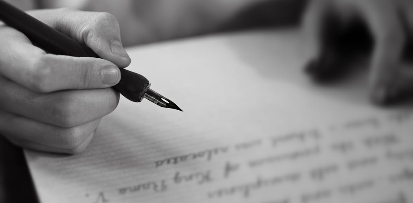 Рука пишущая пером. Девушка пишущая письмо. Человек пишущий письмо. Ручка для письма. Человек пишет письмо СССР.