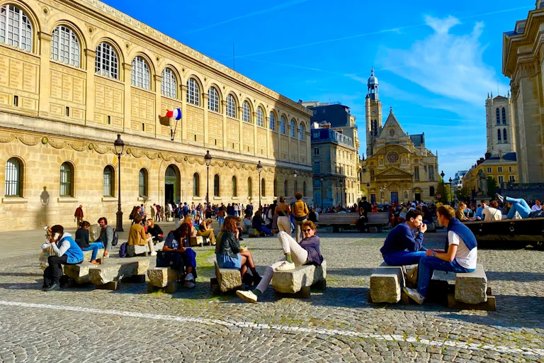 Des étudiants devant la bibliothèque Sainte-Geneviève, en 2022