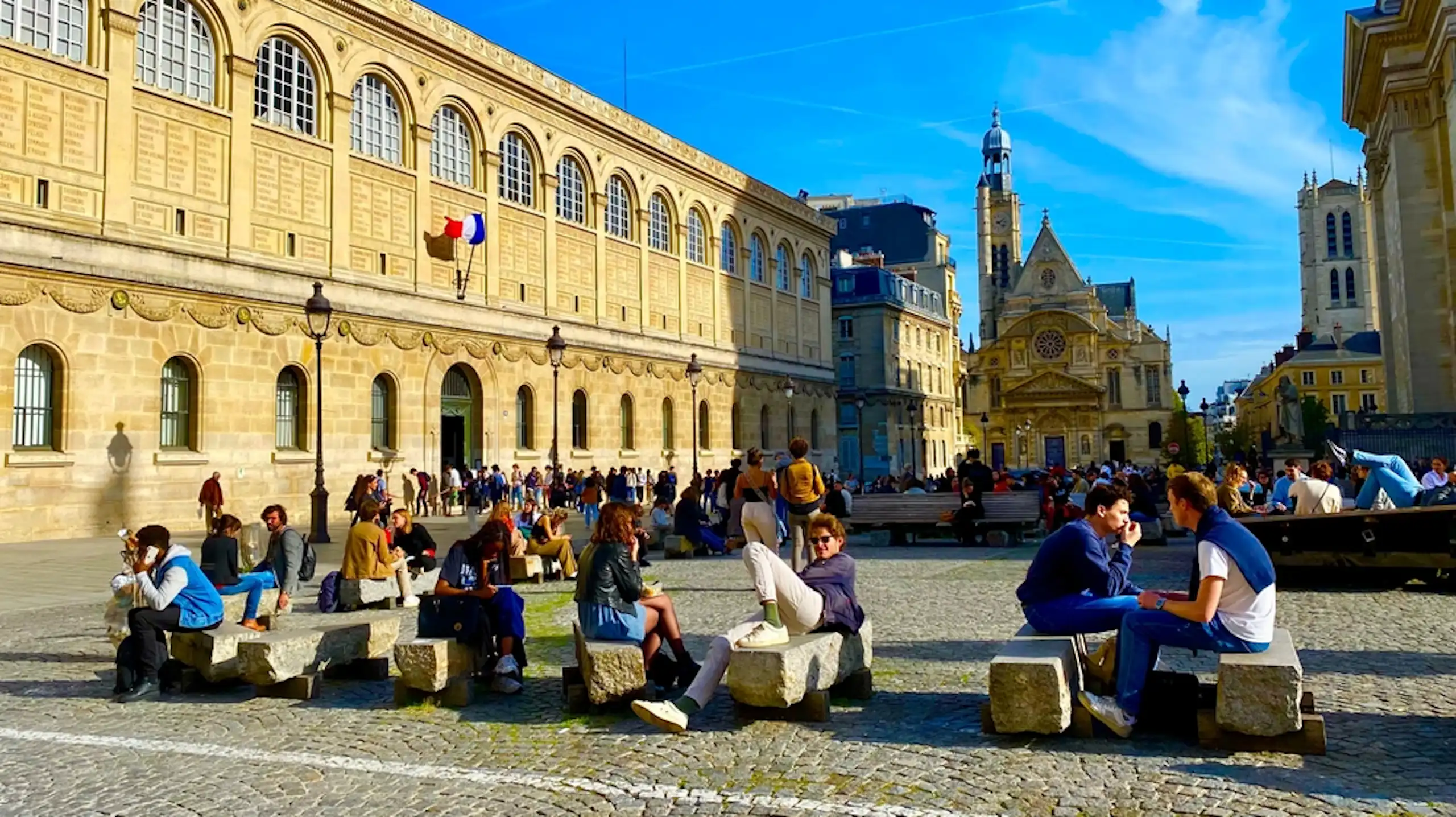 Des étudiants devant la bibliothèque Sainte-Geneviève, en 2022