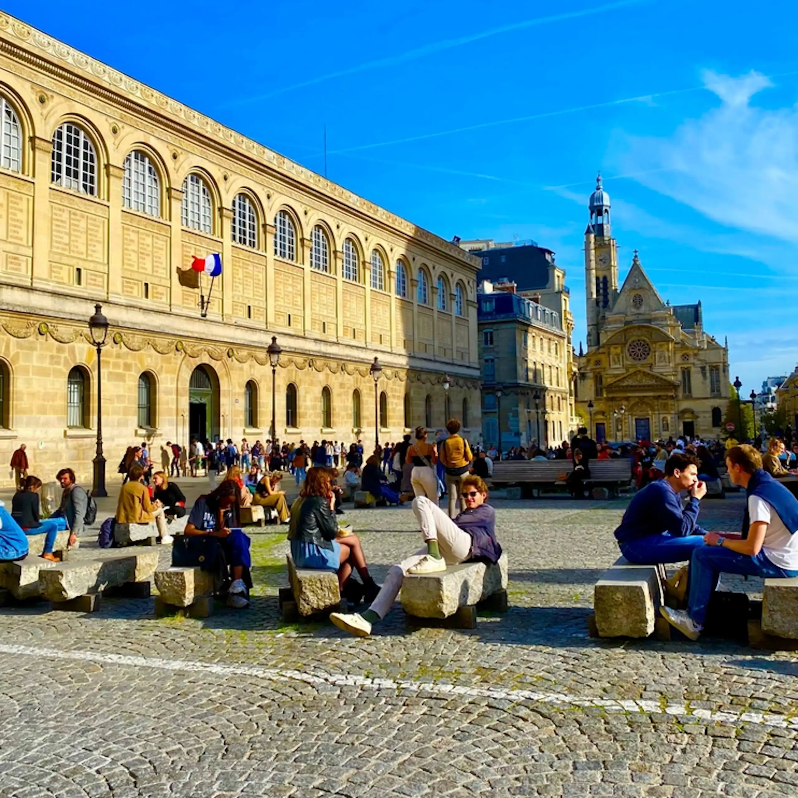Des étudiants devant la bibliothèque Sainte-Geneviève, en 2022