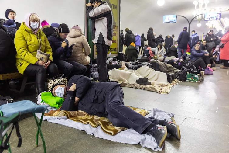 Ucranianos en el metro de Kiev protegiéndose de los bombardeos.