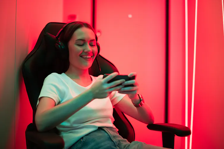 Une jeune fille joue à un jeu sur son smartphone