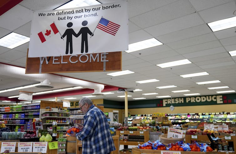 Los canadienses necesitan usar el lenguaje de la libertad en la lucha contra los anexos estadounidenses 1 La señal que alienta a la relación canadiense-estadounidense cuelga en los alimentos, mientras que los clientes revisan la bolsa naranja.
