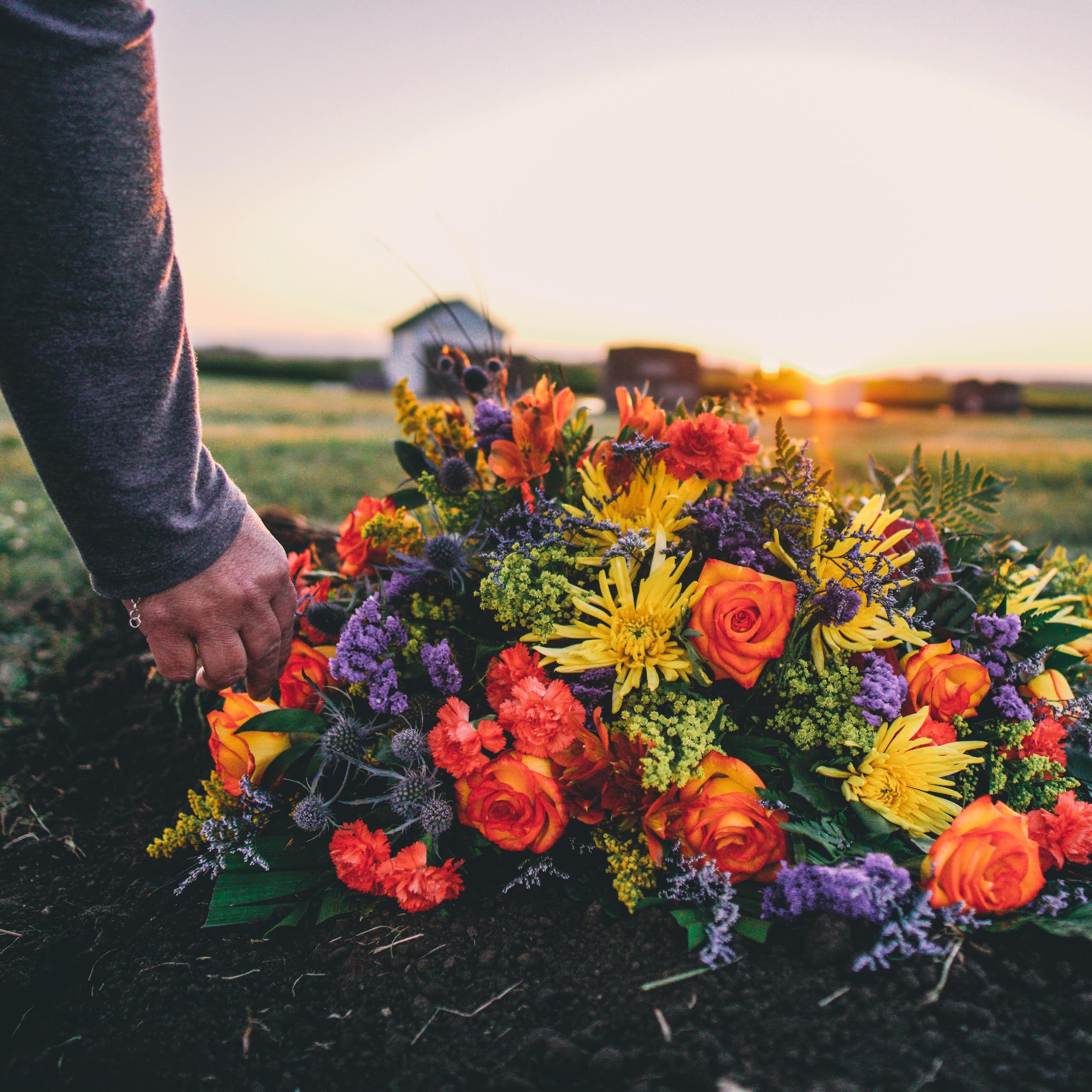 Mieux enterrer les défunts : le compostage, une nouvelle voie funéraire ?