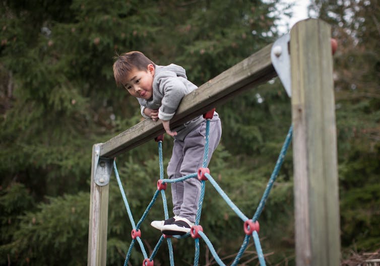 El niño lo vio trepar una estructura de cáñamo.