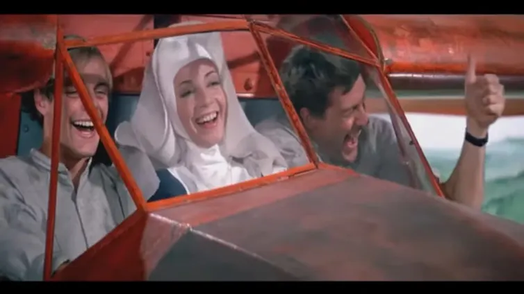 Dans La Grande Vadrouille, le film de Gérard Oury, une nonne aide les deux Britanniques à rejoindre l’Angleterre, allant jusqu’à monter dans un planeur avec eux