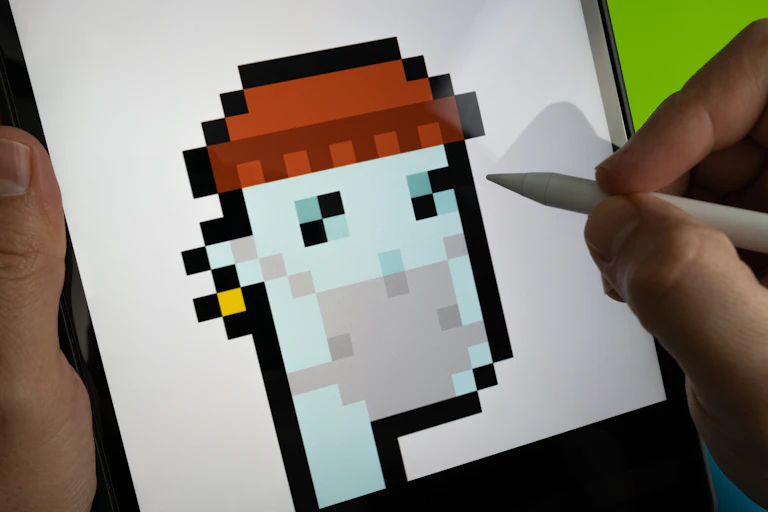 Un cryptopunk affiché sur l'écran d'une tablette.
