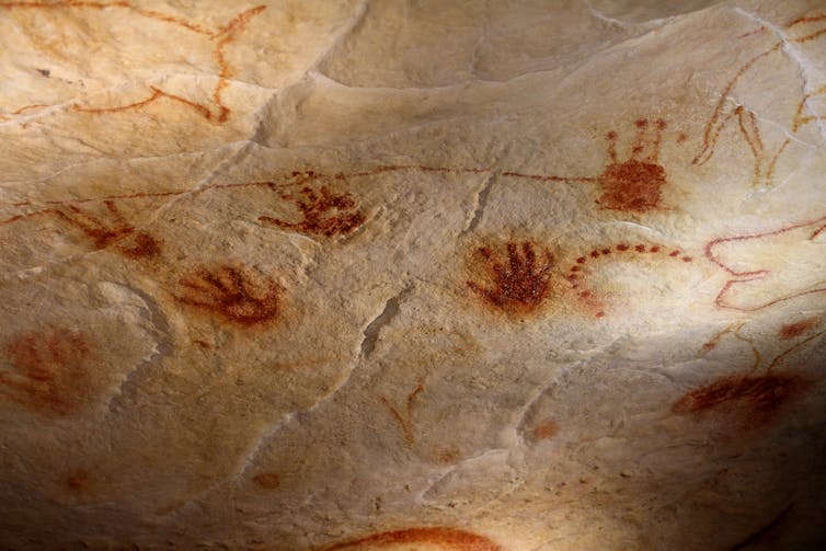 Immersed in on a regular basis lifetime of other people in prehistoric climate 40 000 years in the past 1 Handy images attached to Chauvet Cave (Ardeche)