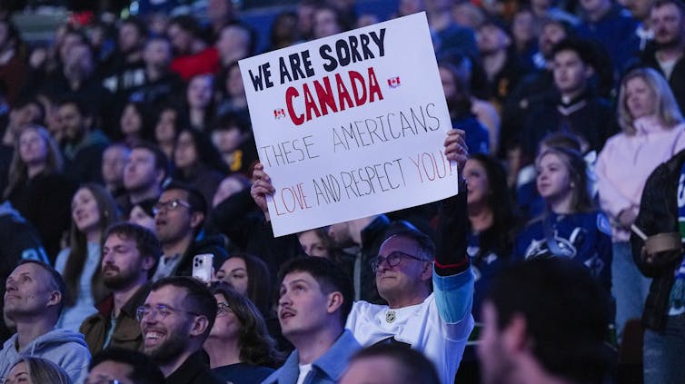 El fanático del hockey posee una señal, lo siento, Canadá, estos estadounidenses te aman y te respetan en el juego de la NHL.