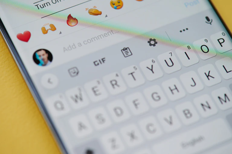 Una pantalla con el teclado y emoticonos.