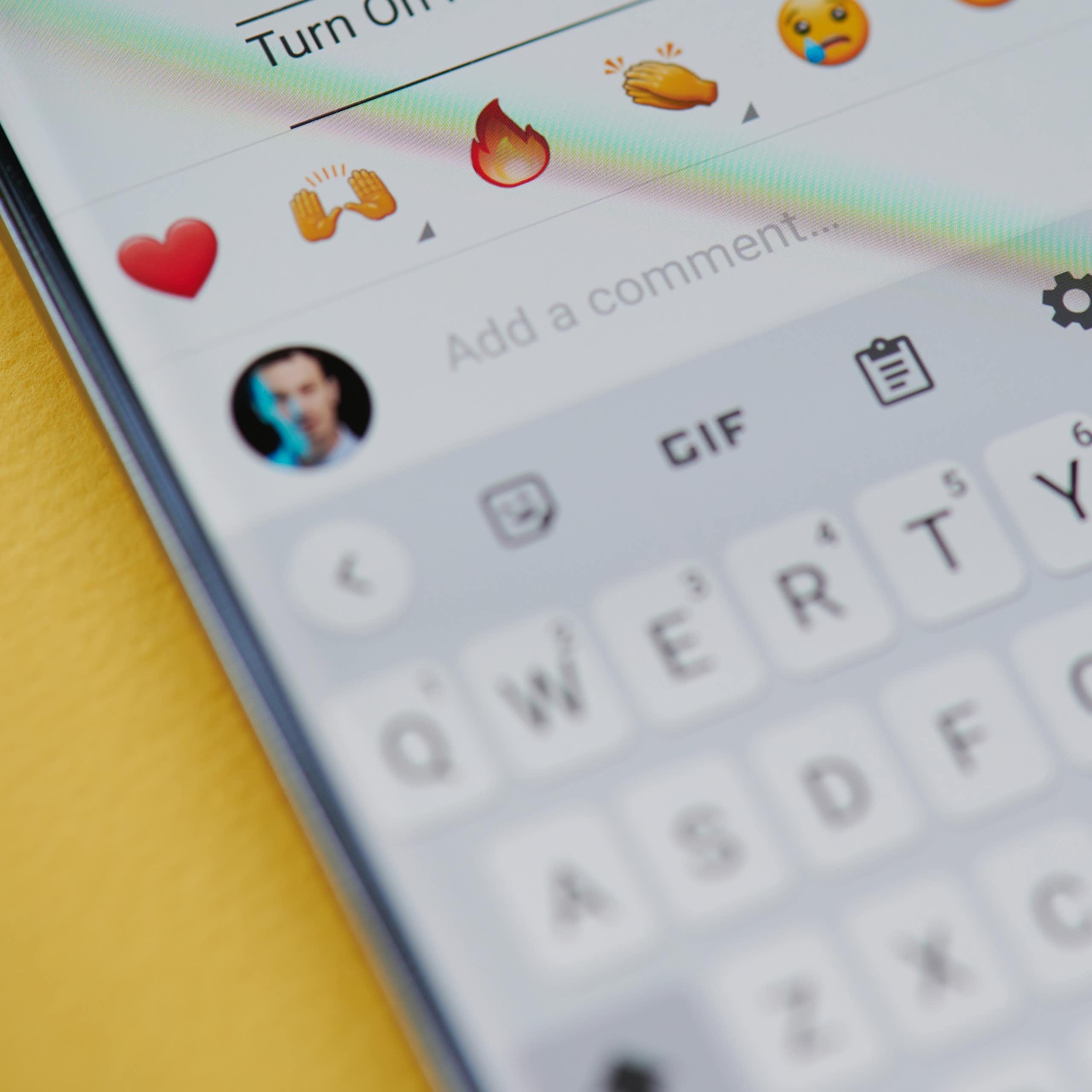 Una pantalla con el teclado y emoticonos.